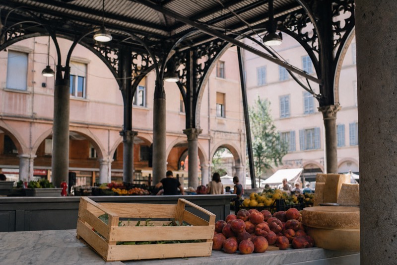 Walking market and street food category card showing a Modena market scene, for guided food walks through the city