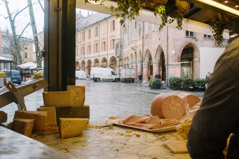 Blog hub image linking to stories and practical tips about eating and drinking in Modena