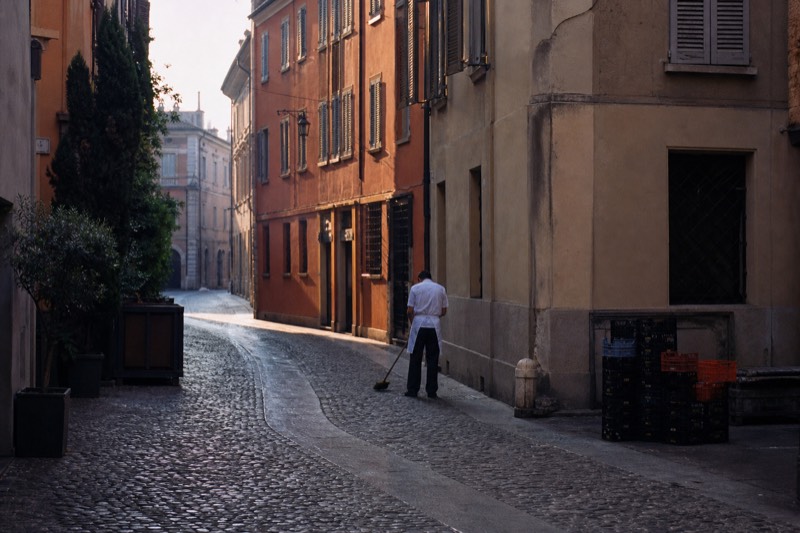 Decision picker section image helping visitors match a Modena food tour to their budget, time and interests